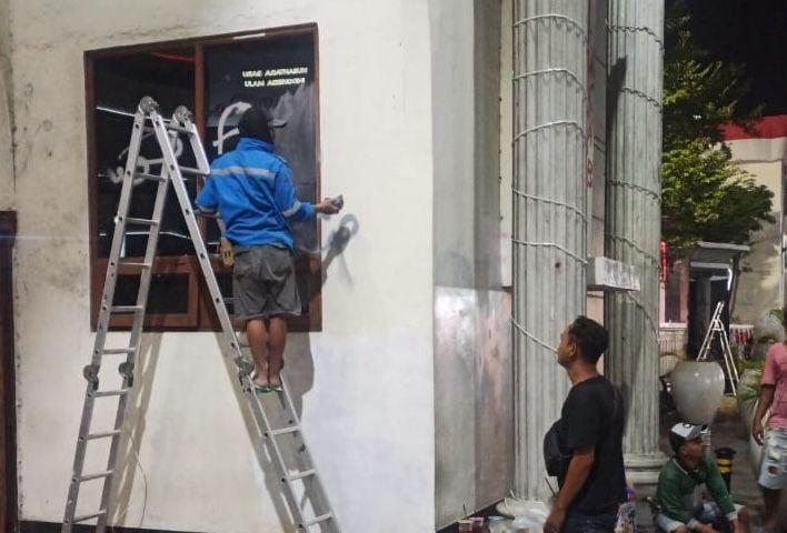 Sejumlah pekerja membenahi fasilitas umum di Balaikota Semarang yang rusak pasca demonstrasi mahasiswa, Senin (26/8/2024) malam. (dok. Pemkot Semarang)