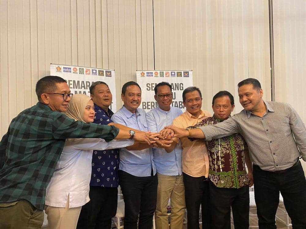 Pasangan bakal calon wali kota dan wakil wali kota Semarang, Yoyok Sukawi dan Joko Santoso bersama partai pendukung. (dok. YokkJoss)