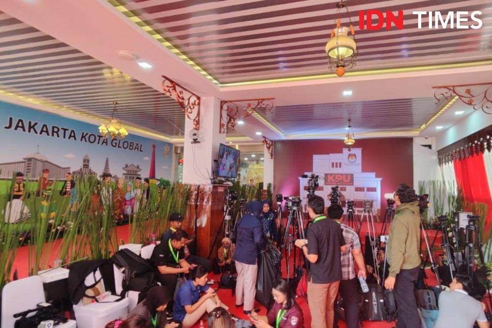 Potret Kantor KPU DKI Jakarta saat hari pendaftaran cagub-cawagub hari pertama (IDN Times/Yosafat Diva Bayu Wisesa