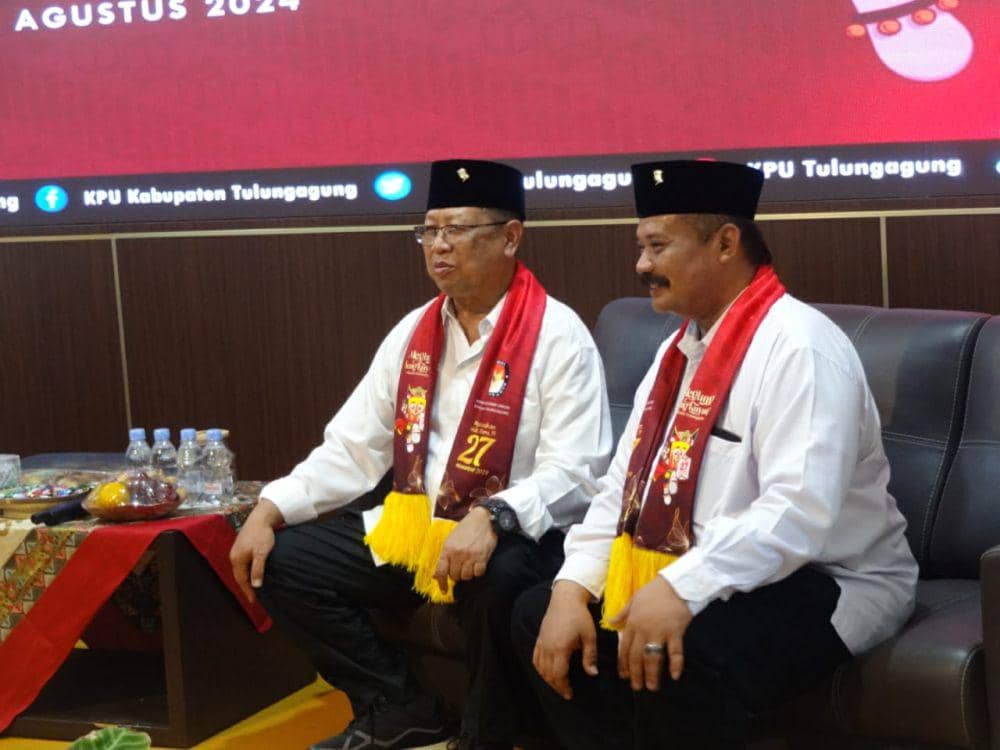Pasangan Mardinoto saat mendaftar ke KPU Tulungagung. IDN Times/ Bramanta Pamungkas