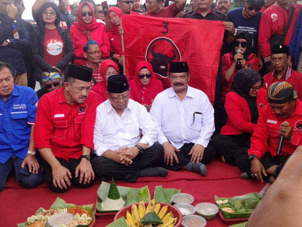 Pasangan Mardinoto saat mendaftar ke KPU Tulungagung. IDN Times/ Bramanta Pamungkas