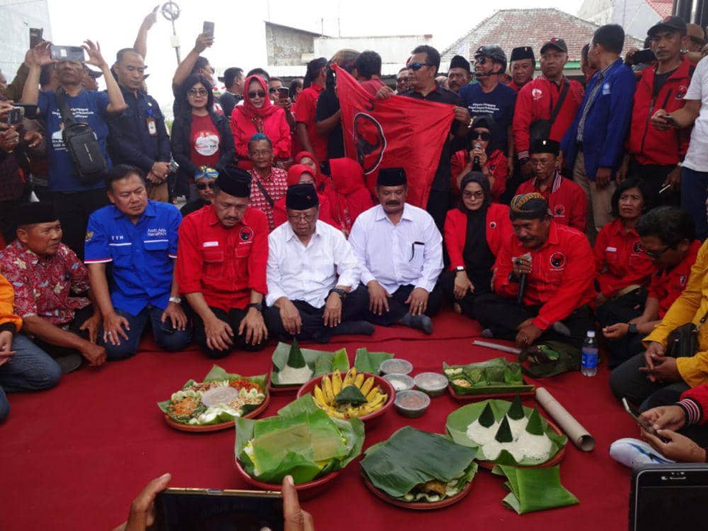 Pasangan Mardinoto Mendaftar ke KPU Tulungagung di Hari Pertama