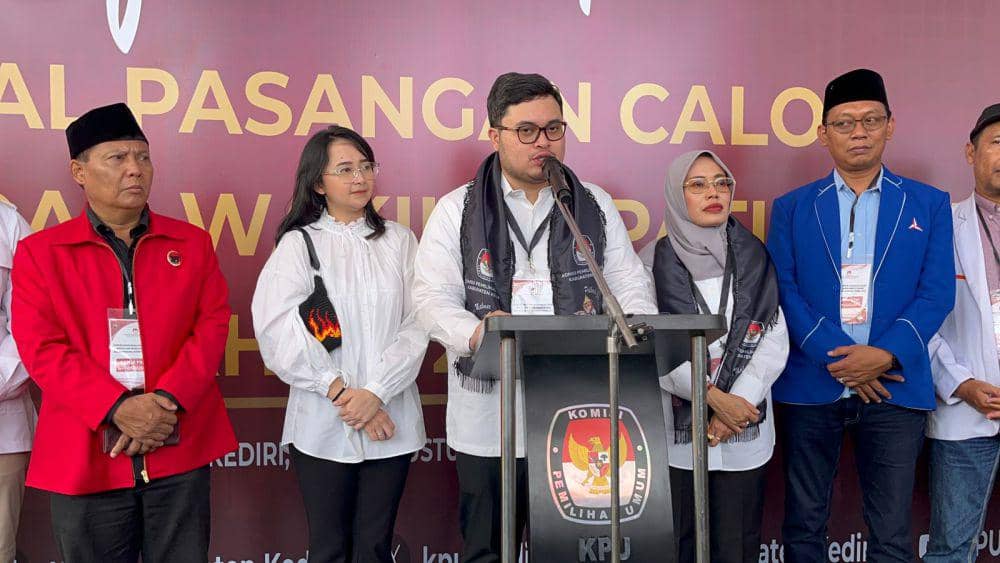 Pasantan Petahana Kabupaten Kediri saat mendaftar ke KPU. IDN Times/ istimewa