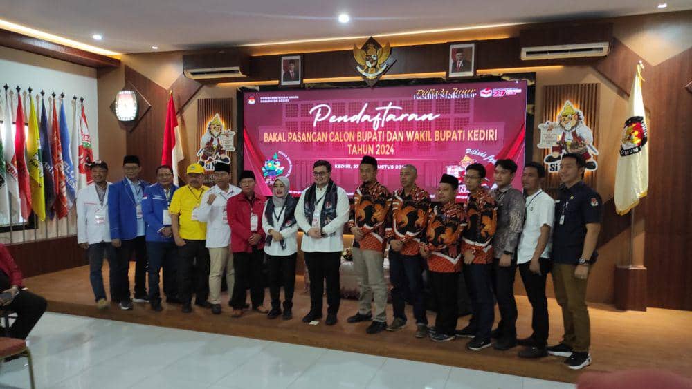 Pasantan Petahana Kabupaten Kediri saat mendaftar ke KPU. IDN Times/ istimewa