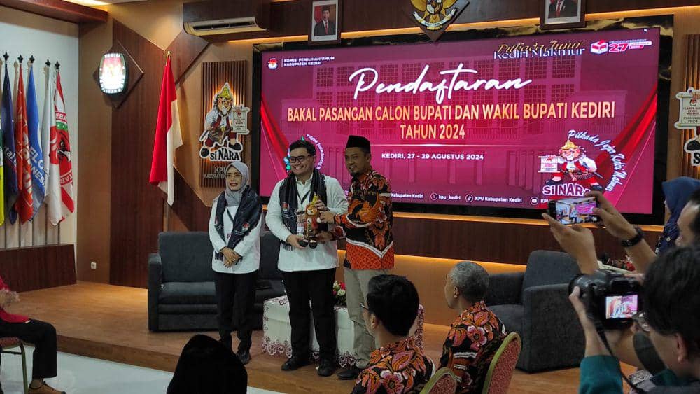Pasantan Petahana Kabupaten Kediri saat mendaftar ke KPU. IDN Times/ istimewa
