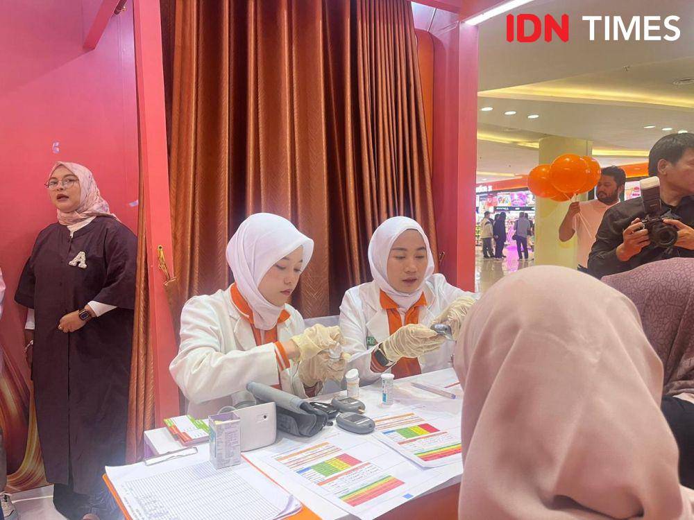 Pembukaan acara Guardian Anniversary Exhibition pada Selasa (7/8/2024) di Terra Atrium, Central Park Mall (IDN Times/Nisa Zarawaki)