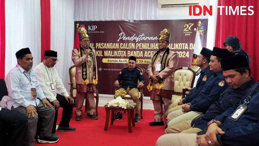 Pasangan Calon Wali Kota dan Calon Wakil Wali Kota Banda Aceh, Zainal Airifin-Mulia Rahman saat mendaftar ke KIP Kota Banda Aceh. (IDN Times/Mhd Saifullah)