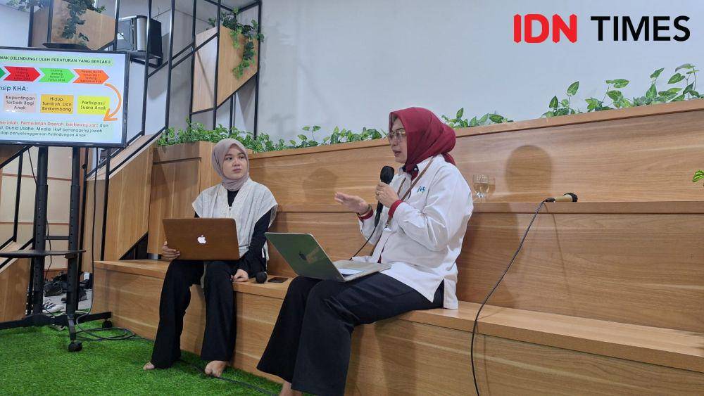 Asisten Deputi Bidang Pemenuhan Hak Anak atas Kesehatan dan Pendidikan Kemen PPPA, Amurwani Dwi Lestariningsih saat media talk di kantornya, Selasa (27/8/2024) (IDN Times/Lia Hutasoit)