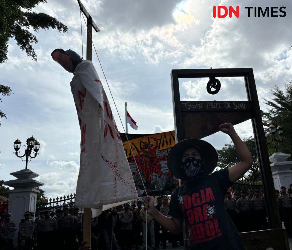Aksi Teatrikal Jogja Memanggil Usung Guillotine di Istana Presiden