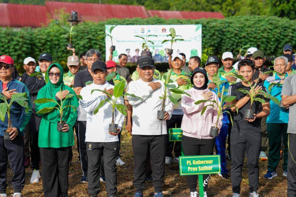 Pj Gubernur Sulawesi Barat (Sulbar), Bahtiar Baharuddin saat menanam mangrove/Istimewa