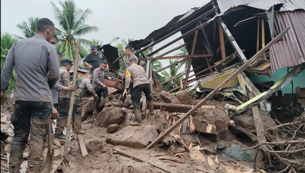 Tim SAR gabungan menemukan dua korban yang tertimbun material banjir bandang di Kelurahan Rua, Kecamatan Pulau Ternate, Kota Ternate, Maluku Utara, Selasa (27/8/2024). Muhammad S. Haliun untuk IDN Times