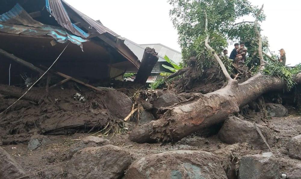 Tim SAR gabungan menemukan dua korban yang tertimbun material banjir bandang di Kelurahan Rua, Kecamatan Pulau Ternate, Kota Ternate, Maluku Utara, Selasa (27/8/2024). Muhammad S. Haliun untuk IDN Times