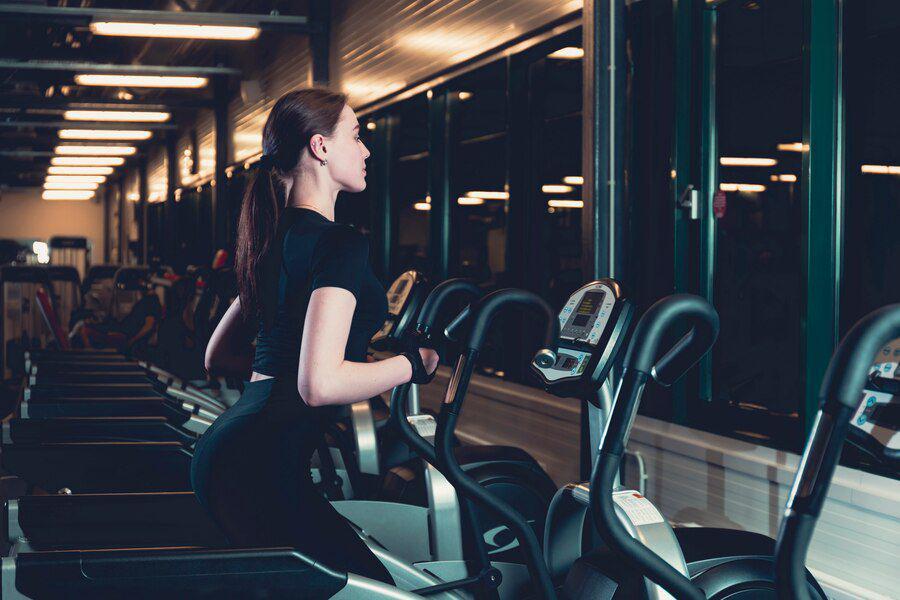 Ilustrasi perempuan berolahraga di gym. (freepik.com)