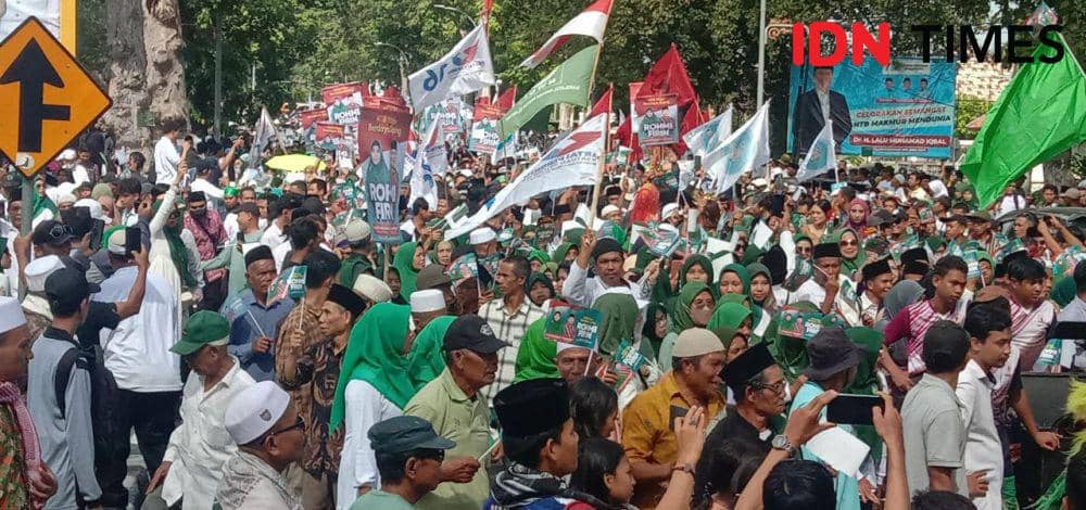 Belasan ribu pendukung mengantar Rohmi-Firin mendaftar ke KPU NTB, Rabu (28/8/2024). (IDN Times/Muhammad Nasir)