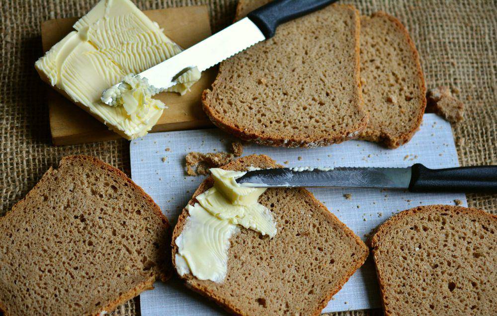 ilustrasi roti diolesi mentega (pixabay.com/congerdesign)