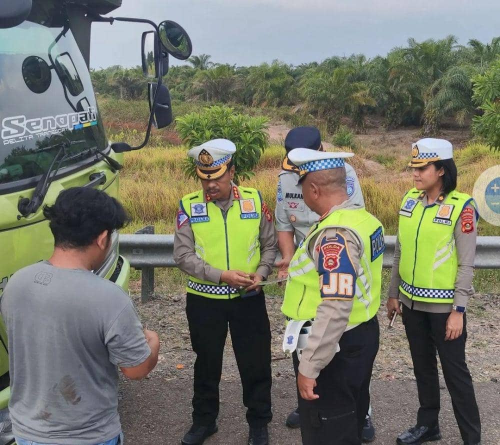(Fortuner Tabrak Truk Fuso di Tol Kapal Betung) IDN Times/istimewa