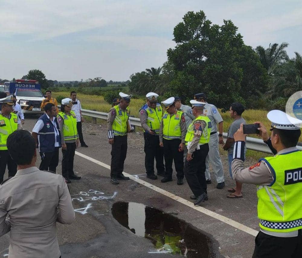 (Fortuner Tabrak Truk Fuso di Tol Kapal Betung) IDN Times/istimewa