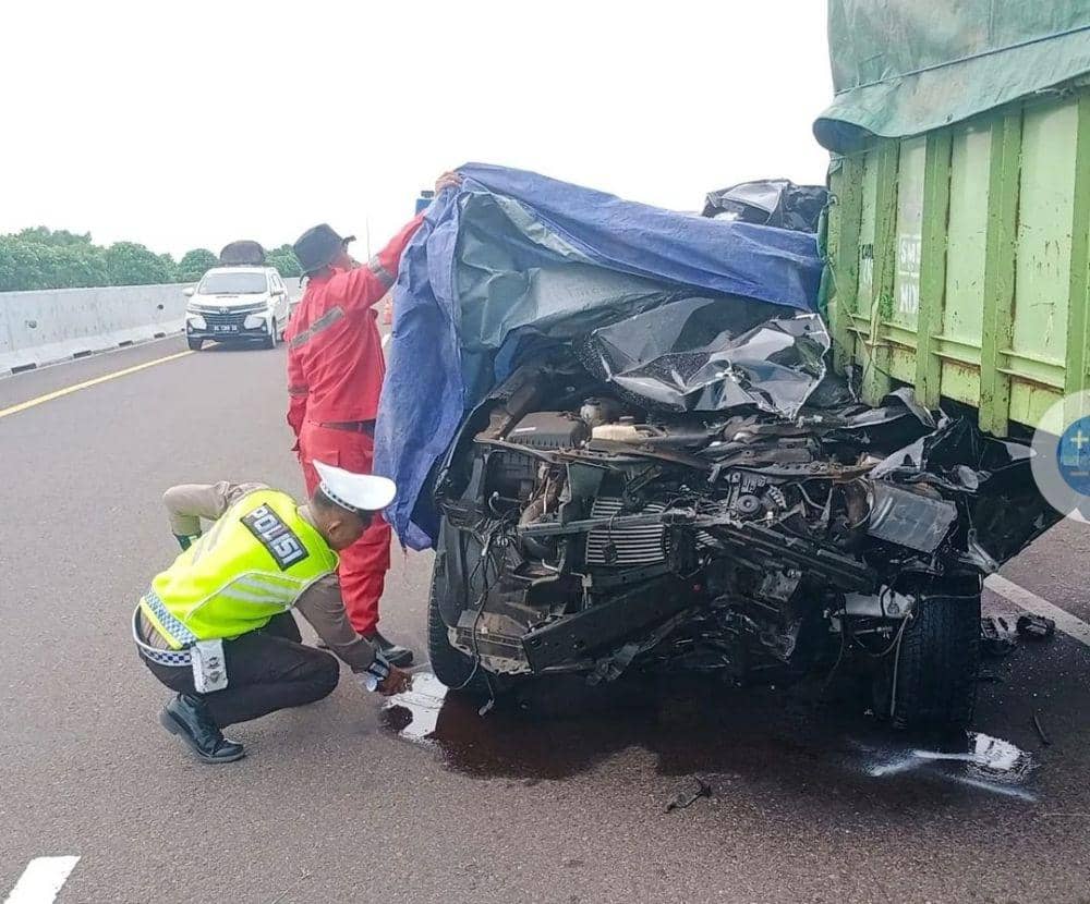 Fortuner Tabrak Truk Fuso di Tol Kapal Betung, 4 Penumpang Tewas