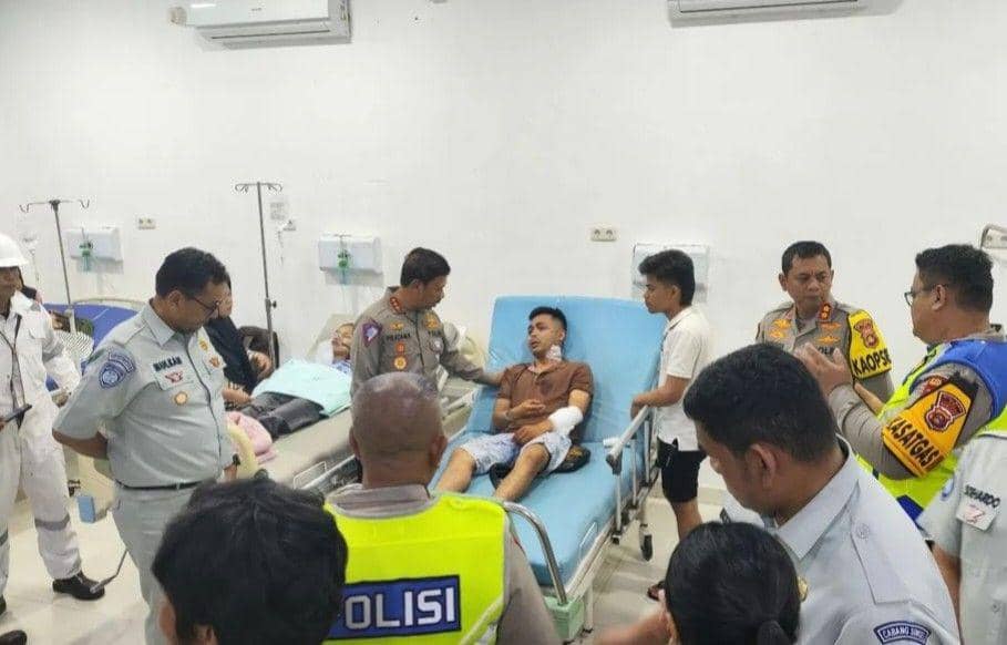 (Polisi saat mengunjungi korban Fortuner yang tabrak truk fuso di Tol Kapal Betung) IDN Times/istimewa