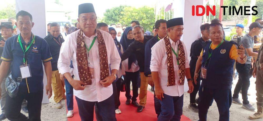 (Ribuan Pendukung Kawal Toha-Rohman Daftar Pertama ke KPUD Muba) IDN Times/Yuliani