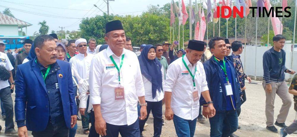 (Ribuan Pendukung Kawal Toha-Rohman Daftar Pertama ke KPUD Muba) IDN Times/Yuliani