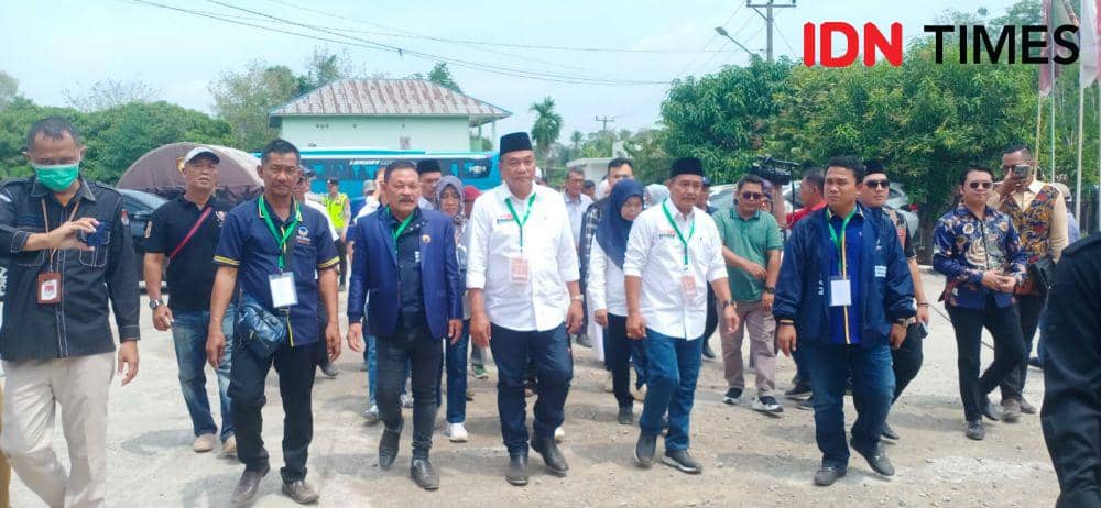 (Ribuan Pendukung Kawal Toha-Rohman Daftar Pertama ke KPUD Muba) IDN Times/Yuliani