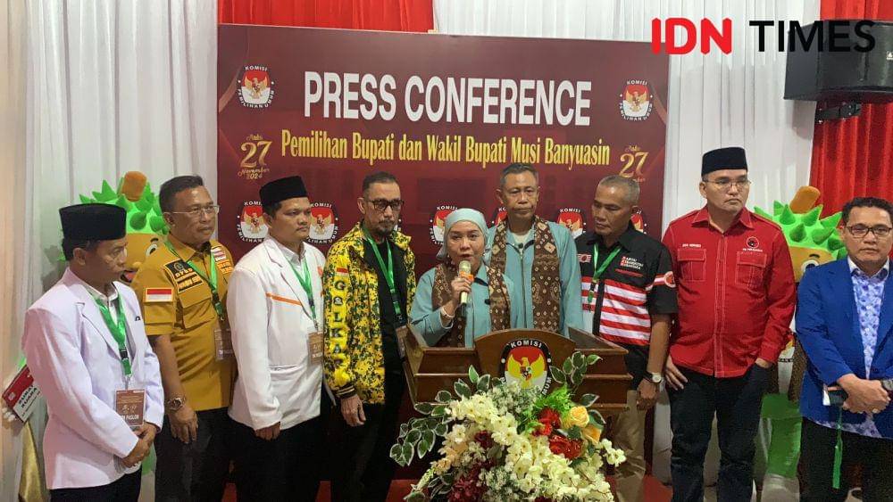 (Bakal calon Bupati dan Wakil Bupati Muba Lucianty dan Syaparuddin resmi mendaftar ke KPU Daerah Muba) IDN Times/Yuliani