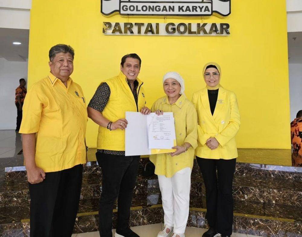 (Bakal calon Bupati dan Wakil Bupati Muba Lucianty dan Syaparuddin saat menerima rekomendasi Golkar) IDN Times/istimewa