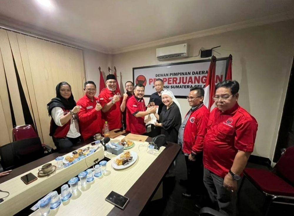 (Bakal calon Bupati dan Wakil Bupati Muba Lucianty dan Syaparuddin saat menerima rekomendasi PDIP) IDN Times/istimewa