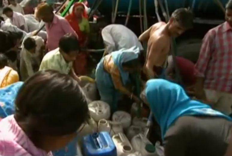 Potret warga India saat menyerbu air bersih selama gelombang panas 2002 (youtube.com/Al Jazeera English)