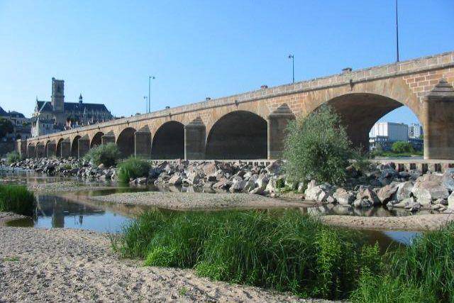 terlihat sungai mengalami kekeringan saat gelombang panas pada musim panas 2003 di Loire di Nevers, Prancis (commons.wikimedia.org/Cypris)