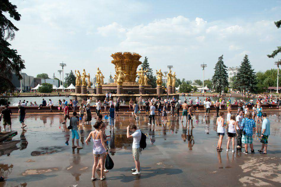 gelombang panas pada 2010 di Rusia, warga Rusia mendatangi air mancur (commons.wikimedia.org/vlsergey)
