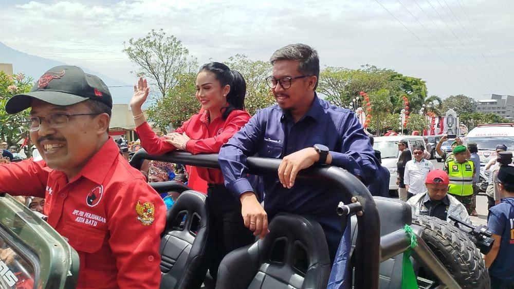 Krisdayanti-Dewa saat mendaftar di KPU Kota Batu. (IDN Times/Rizal Adhi Pratama)