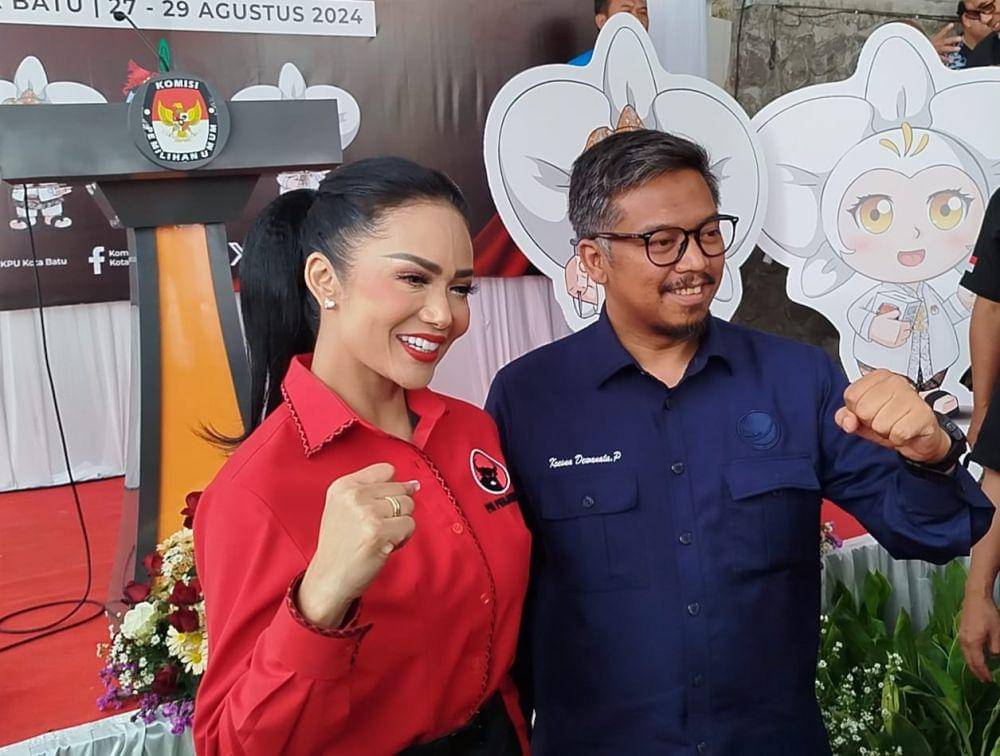 Krisdayanti-Dewa saat mendaftar di KPU Kota Batu. (IDN Times/Rizal Adhi Pratama)
