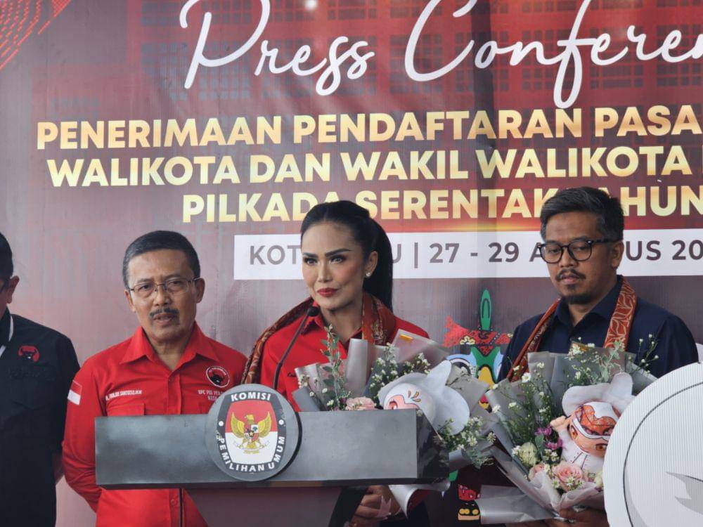 Krisdayanti-Dewa saat mendaftar di KPU Kota Batu. (IDN Times/Rizal Adhi Pratama)