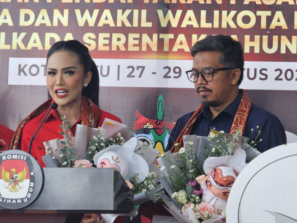 Krisdayanti-Dewa saat mendaftar di KPU Kota Batu. (IDN Times/Rizal Adhi Pratama)