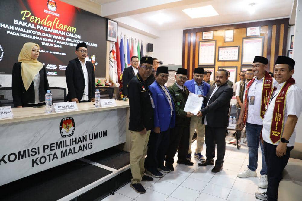 Anton-Dimyati saat mendaftar ke KPU Kota Malang. (IDN Times/Rizal Adhi Pratama)
