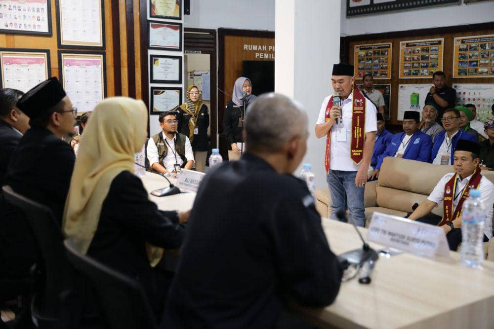 Anton-Dimyati saat mendaftar ke KPU Kota Malang. (IDN Times/Rizal Adhi Pratama)
