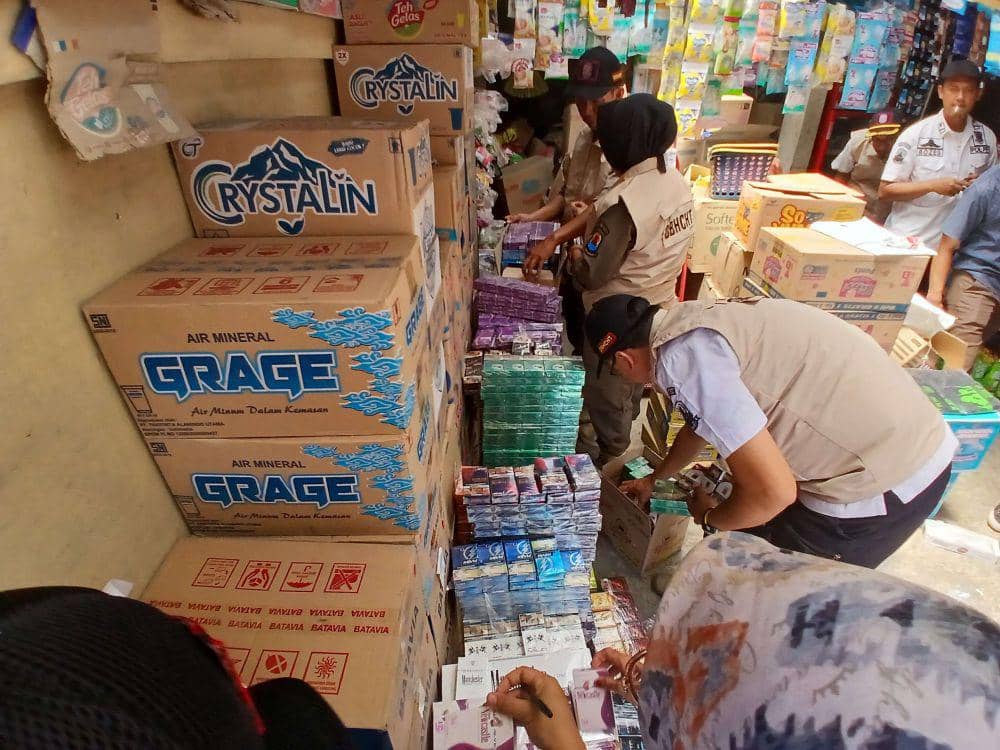 Razia rokok ilegal di Kabupaten Cirebon, Jawa Barat (IDN Times/Hakim Baihaqi)
