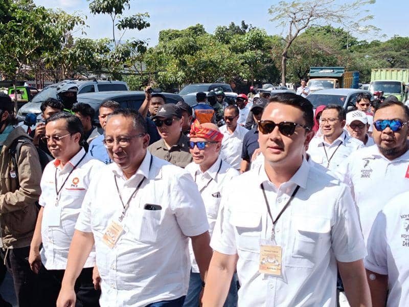 Turun dari Delman, Haru-Dhani Pilih Jalan Kaki Daftar ke KPU Bandung