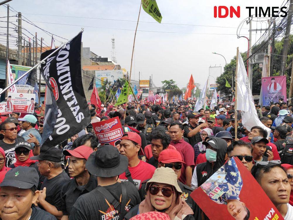 Simpatisan temani Tri-Bobihoe datang ke KPUD Kota Bekasi. (IDN Times/Imam Faishal)