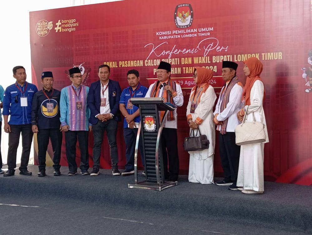 Rumaksi-Sukisman saat menggelar konfrensi pers di kantor KPU Lotim(IDN Times/Ruhaili)