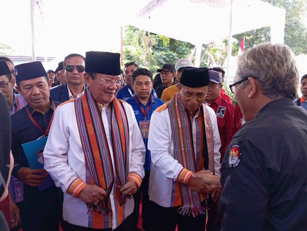 Rumaksi-Sukisman saat disambut sekretaris KPU Lotim (IDN Times/Ruhaili)