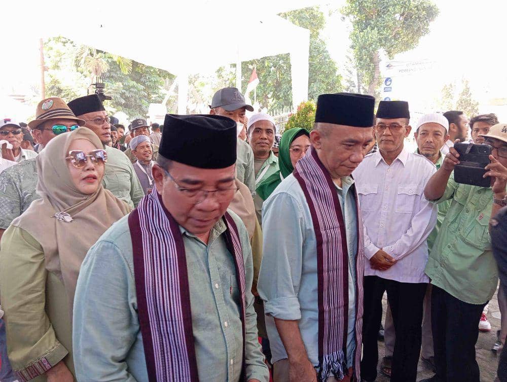 Lutfi-Wahid saat datang ke KPU (IDN Times/Ruhaili)