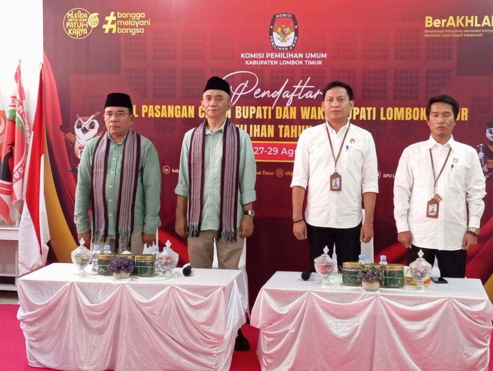 Lutfi-Wahid saat mendaftar ke KPU Lotim (IDN Times/Ruhaili)