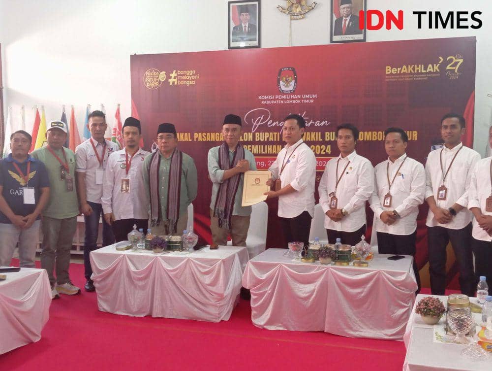 Lutfi-Wahid saat menyerahkan berkas pendaftaran (IDN Times/Ruhaili)