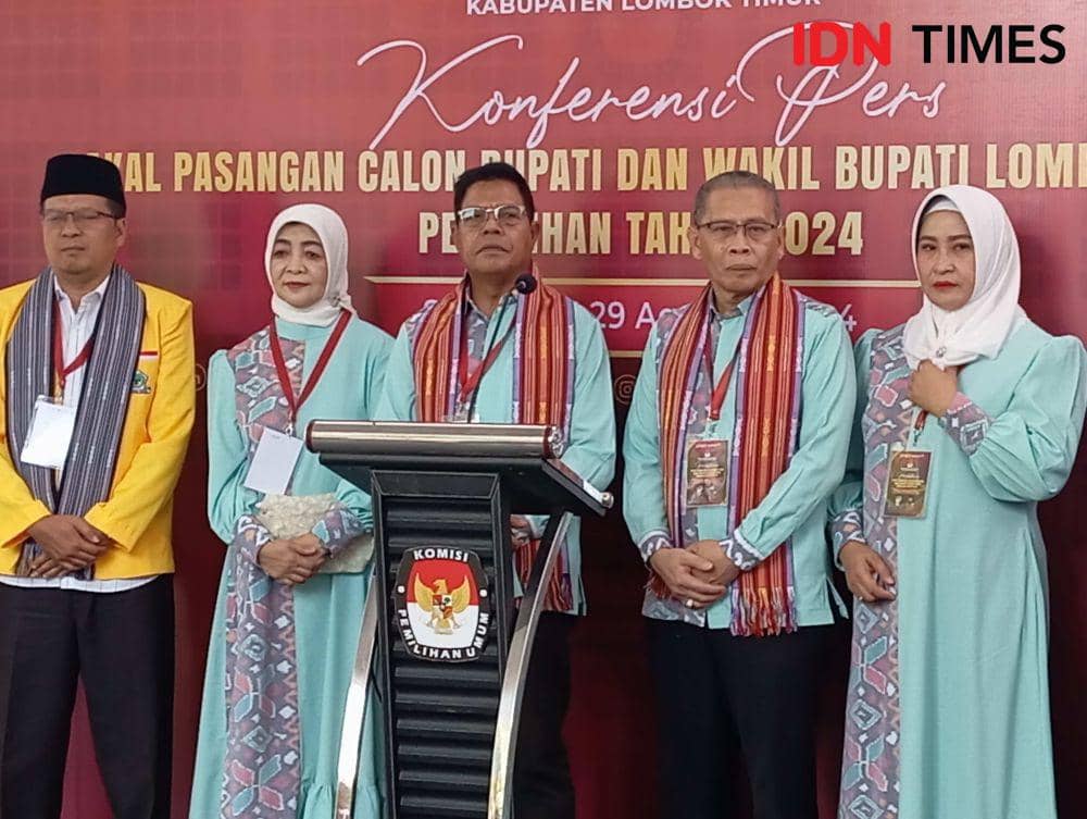 Iron-Edwin saat menggelar konferensi pers sesuai menyerahkan berkas pendaftaran (IDN Times/Ruhaili)