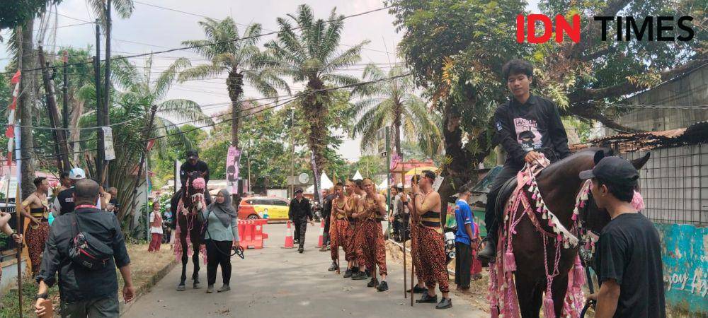 Aktivitas di sekitar Kantor KPU Palembang saat salah satu paslon Pilkada mendaftar (IDN Times/Feny Maulia Agustin)
