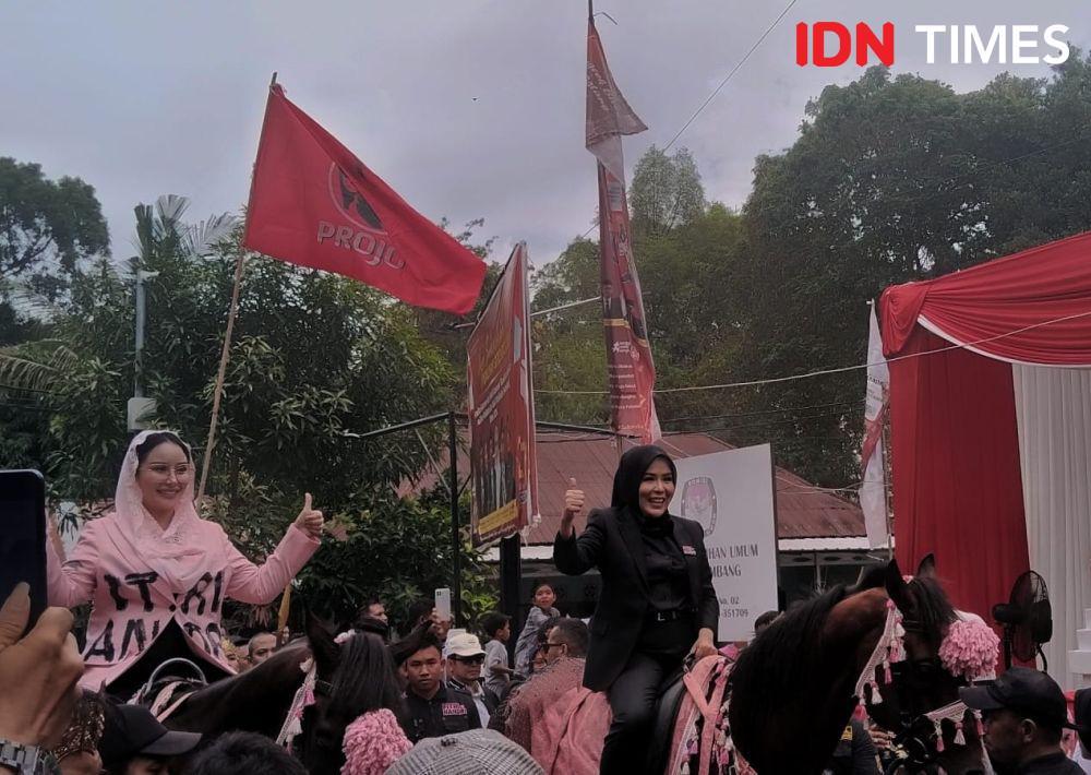 Ekspresi Fitri-Nandriani Naik Kuda ke Kantor KPU Palembang