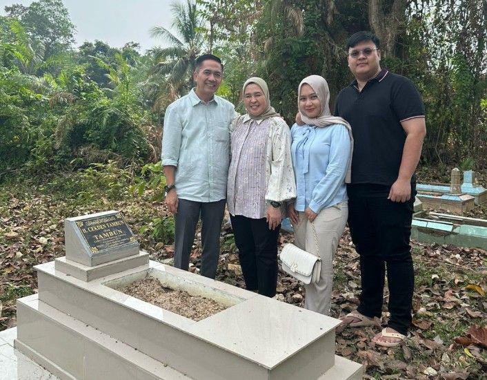Ratu Dewa Ziarah Kubur, Jelang Pendaftaran ke KPU Palembang